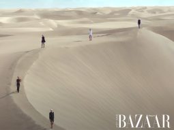 Saint Laurent trình diễn bộ sưu tập Hè 2021 trên đồi cát sa mạc