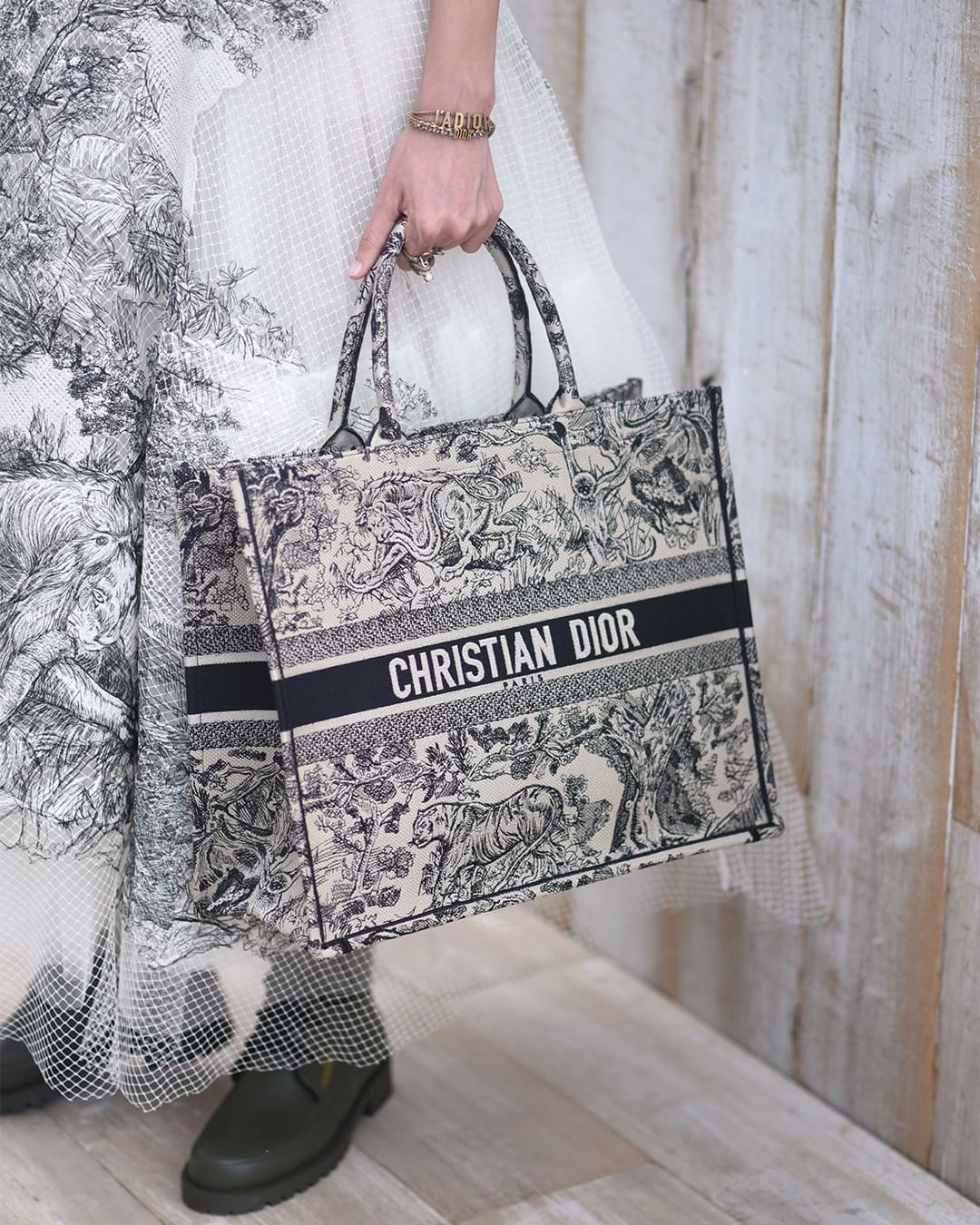 Chiếc túi Tote Dior luôn là sự lựa chọn tuyệt vời dành cho các quý cô công  sở  ELLY