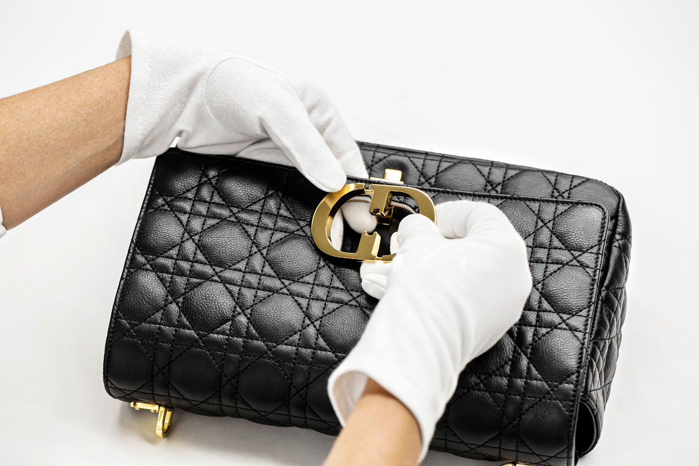 Savoir Faire: Dior hé lộ quy trình may vá thủ công tạo nên chiếc túi Caro