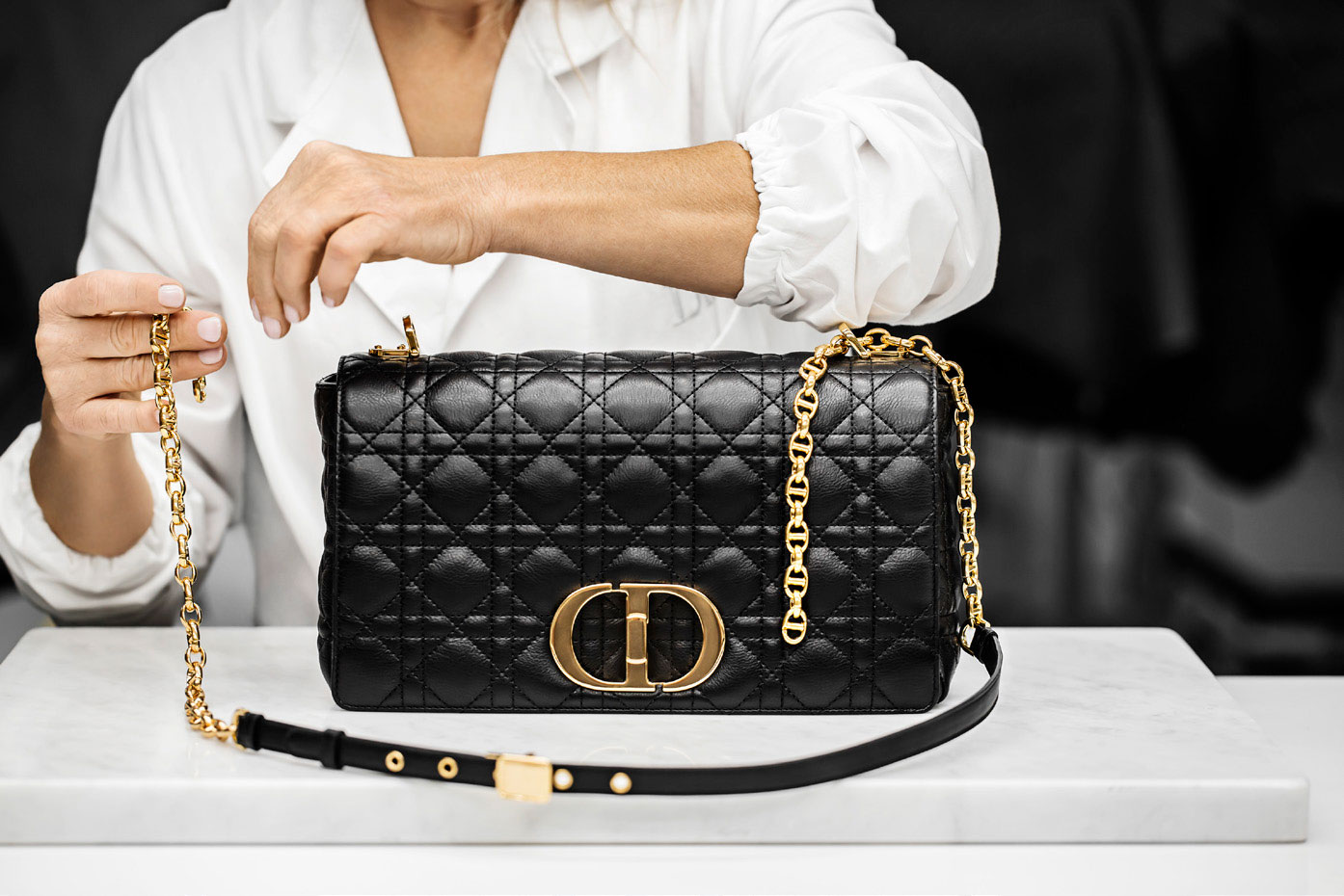 Savoir Faire: Dior hé lộ quy trình may vá thủ công tạo nên chiếc túi Caro
