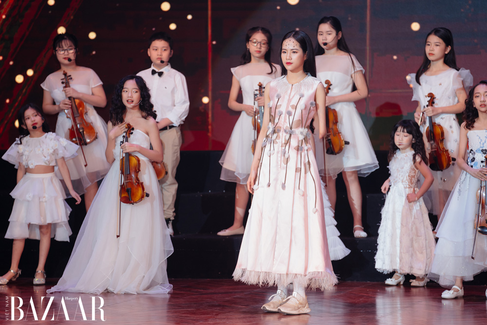 NTK Thảo Nguyễn khép lại năm 2020 với show diễn "Cánh hoa trong gió" 2