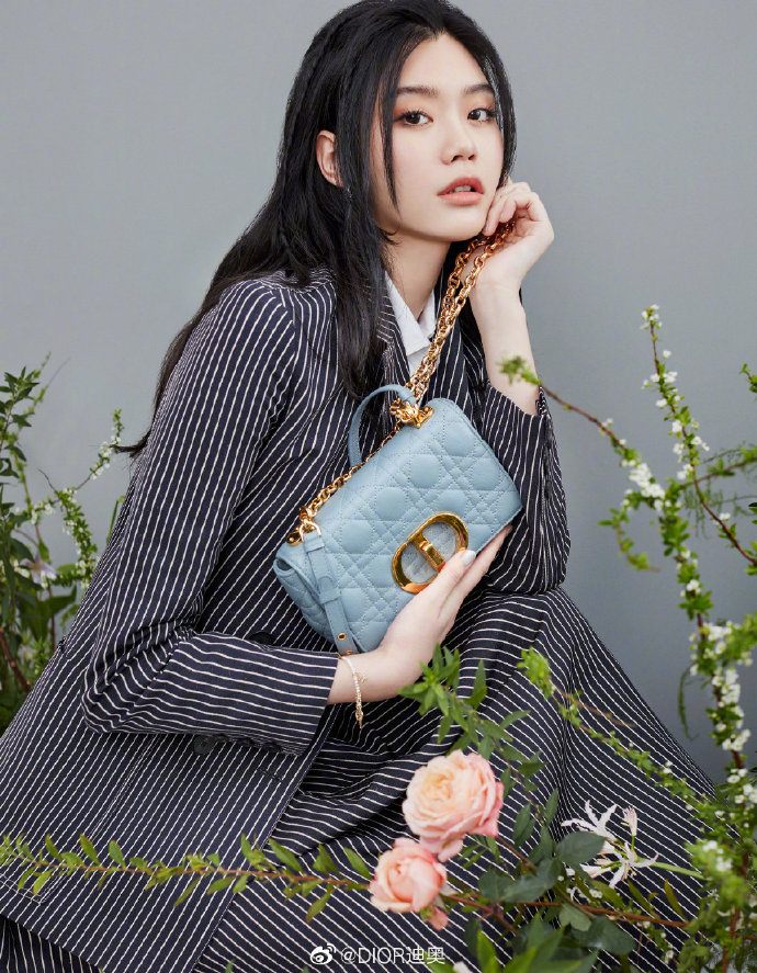 Cách đeo túi Dior Caro đi làm, đi chơi như Hề Mộng Dao (Ming Xi)