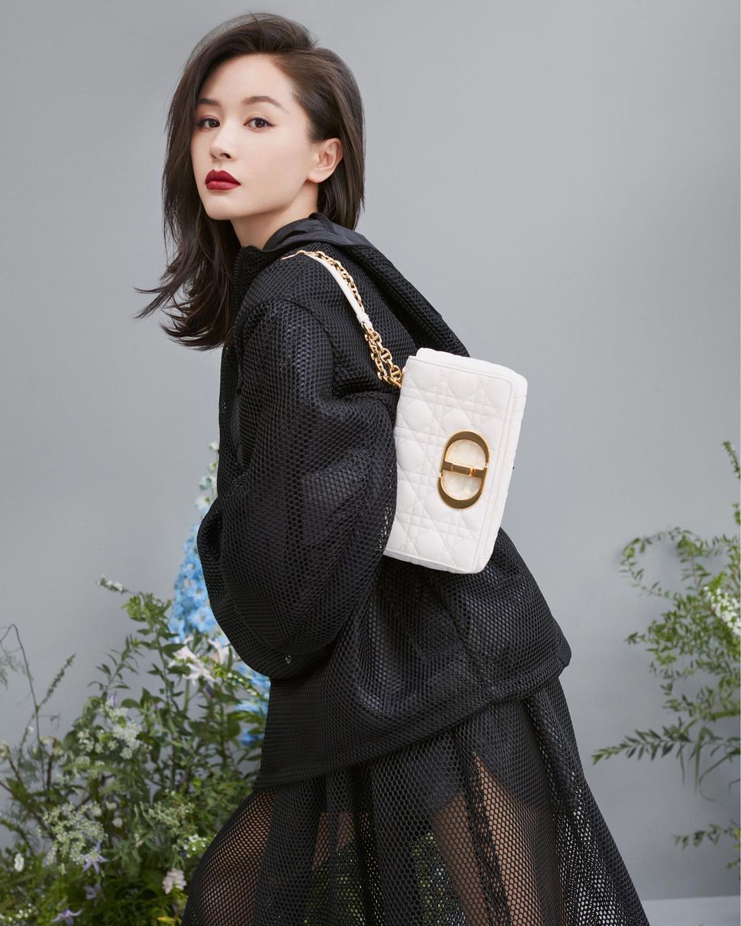 Cách đeo túi Dior Caro đi làm, đi chơi như Vương Tử Văn (Olivia Wang)