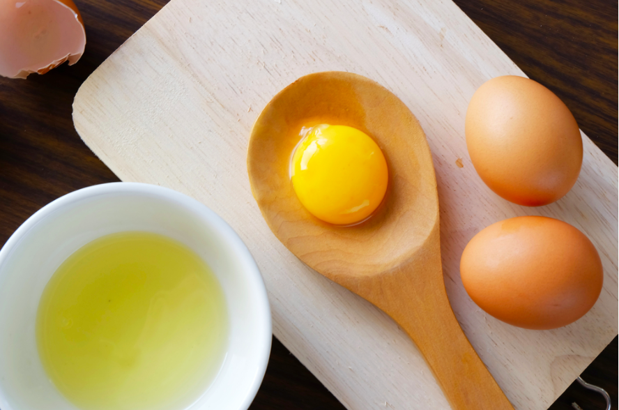 trứng giúp loại bỏ dầu thừa trên tóc 
