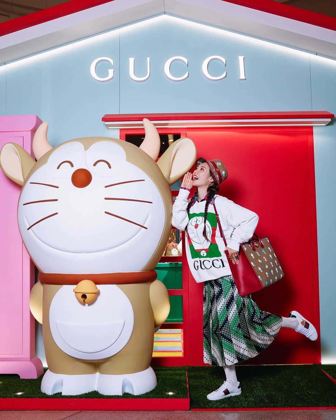 Điểm chụp ảnh hot mùa Tết: Cửa hàng Gucci với mèo máy Doraemon