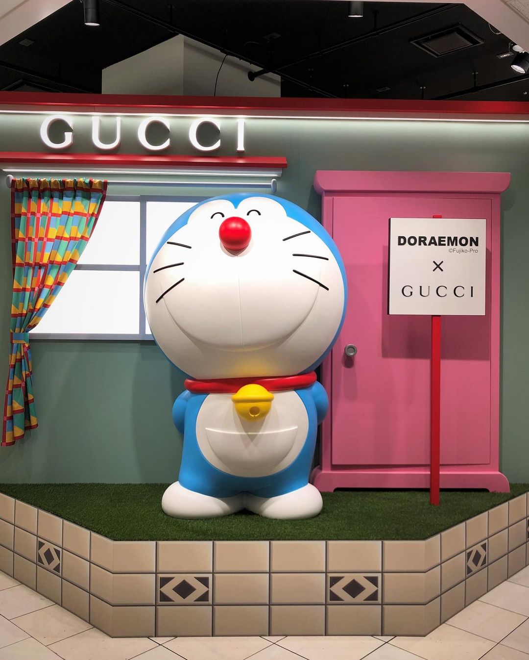 Cửa hàng Gucci với mèo máy Doraemon 3