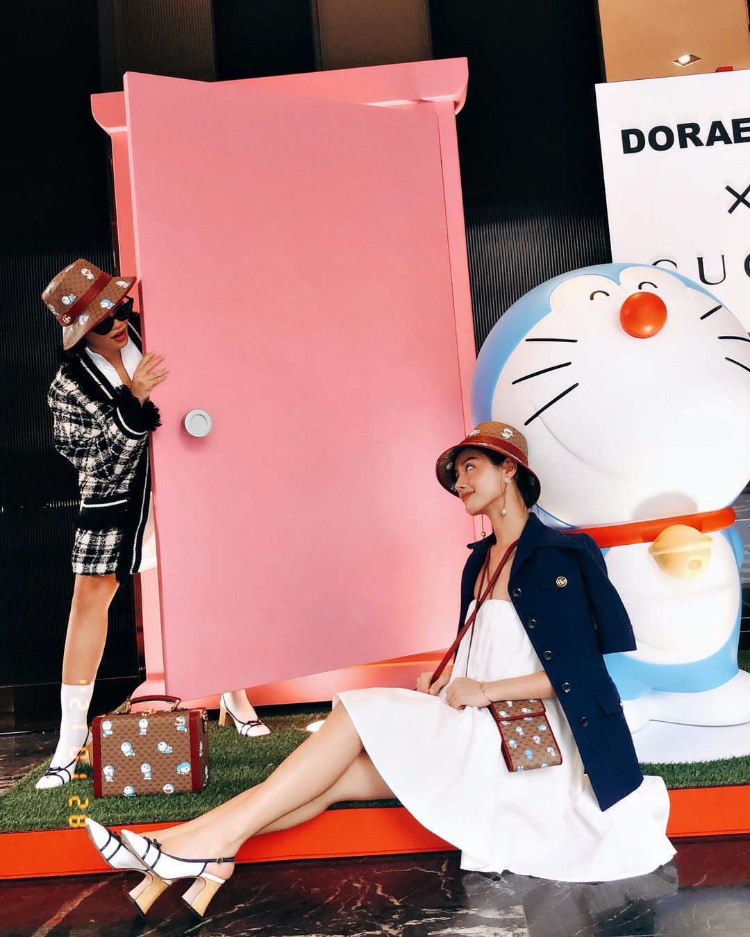 Điểm chụp ảnh hot mùa Tết: Cửa hàng Gucci với mèo máy Doraemon