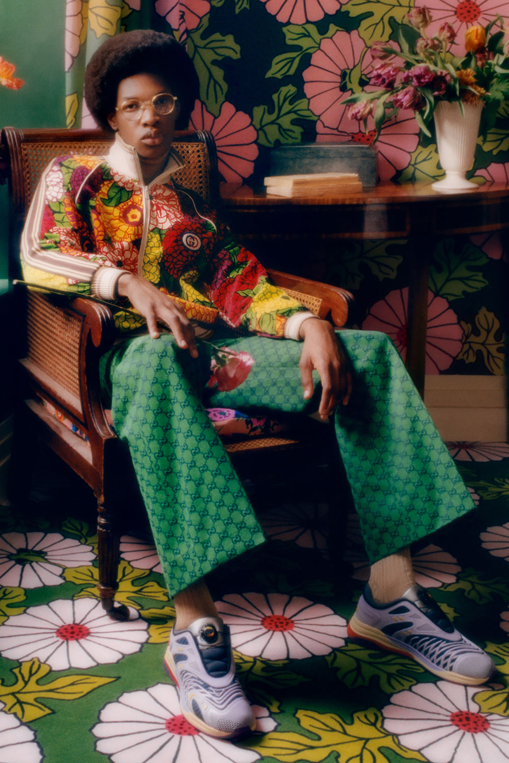 Gucci tôn vinh Ken Scott, nhà thiết kế họa tiết hoa vĩ đại của thập niên 1960 đã bị giới thời trang lãng quên