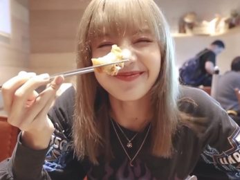 Lisa đang xếp hàng chờ đợi để thử một món ăn cũng rất được ưa thích tại Hàn Quốc. Cô ấy sẽ ăn một tô bibimbap của Hàn Quốc tại một quán ăn địa phương. Nếu bạn muốn biết món bibimbap là gì và tại sao nó lại được yêu thích, hãy xem hình ảnh đầy màu sắc này.