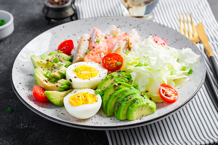 Những món ăn sáng ít calo nhất: Salad bơ trứng