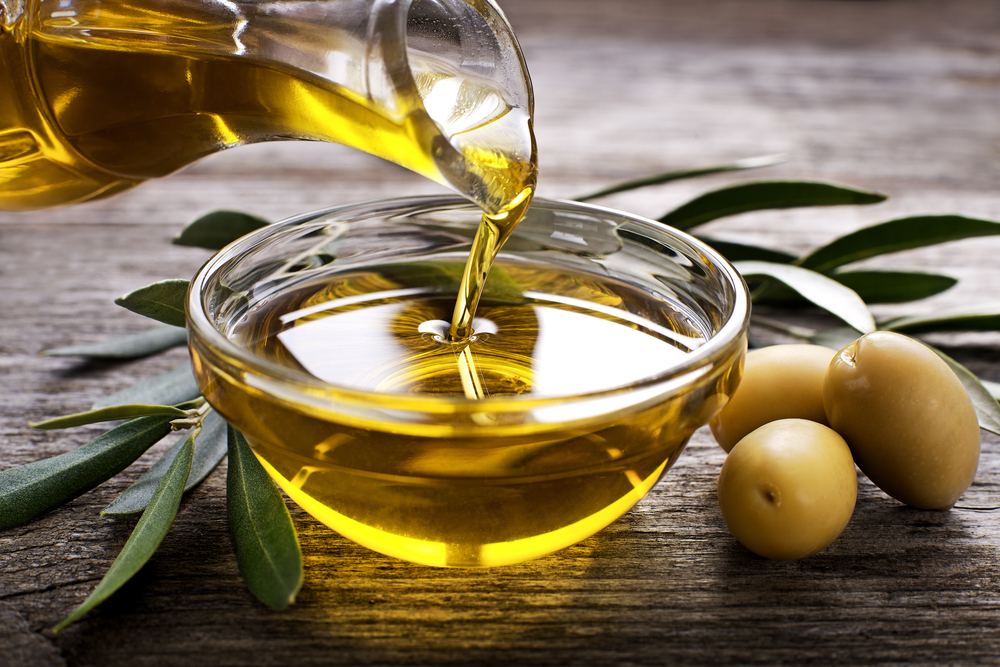 tay trang bang dau olive 452895481 - 10 cách ủ tóc bằng dầu oliu làm đẹp cấp tốc đón Tết