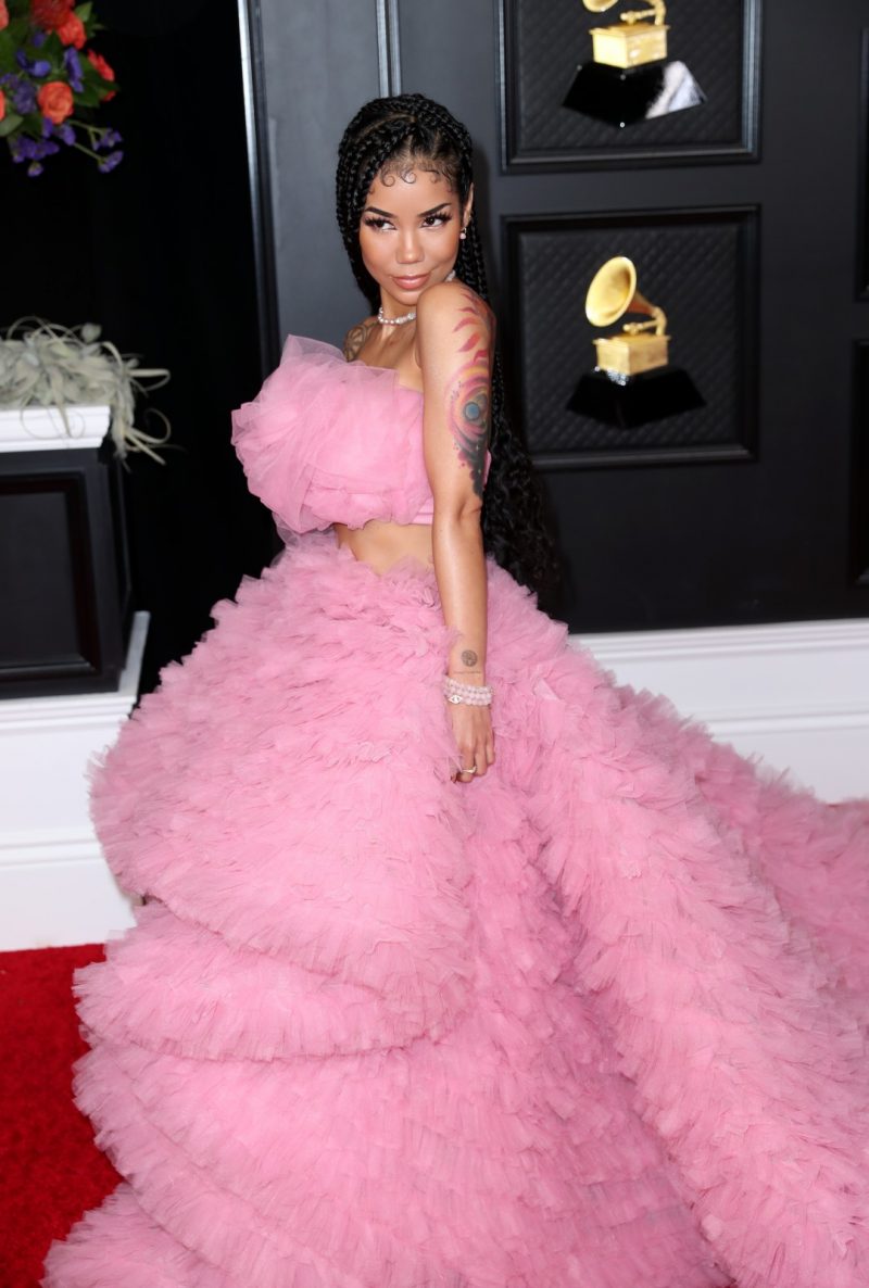 Jhené Aiko, sao nữ gốc Á chuyên về thể loại nhạc R&B được đánh giá là mặc đẹp nhất thảm đỏ Grammy lần thứ 63 với thiết kế đầm hồng xếp bèo quá khổ của nhà thiết kế Monsoori. Cô phối cùng trang sức Sydney Evan. Ảnh: 
