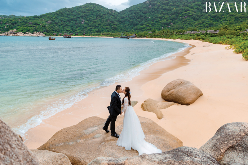 Một ảnh cưới đẹp lãng mạn tại vùng biển của đạo diễn Nguyễn Hiếu Tâm và beauty blogger Julie Lâm