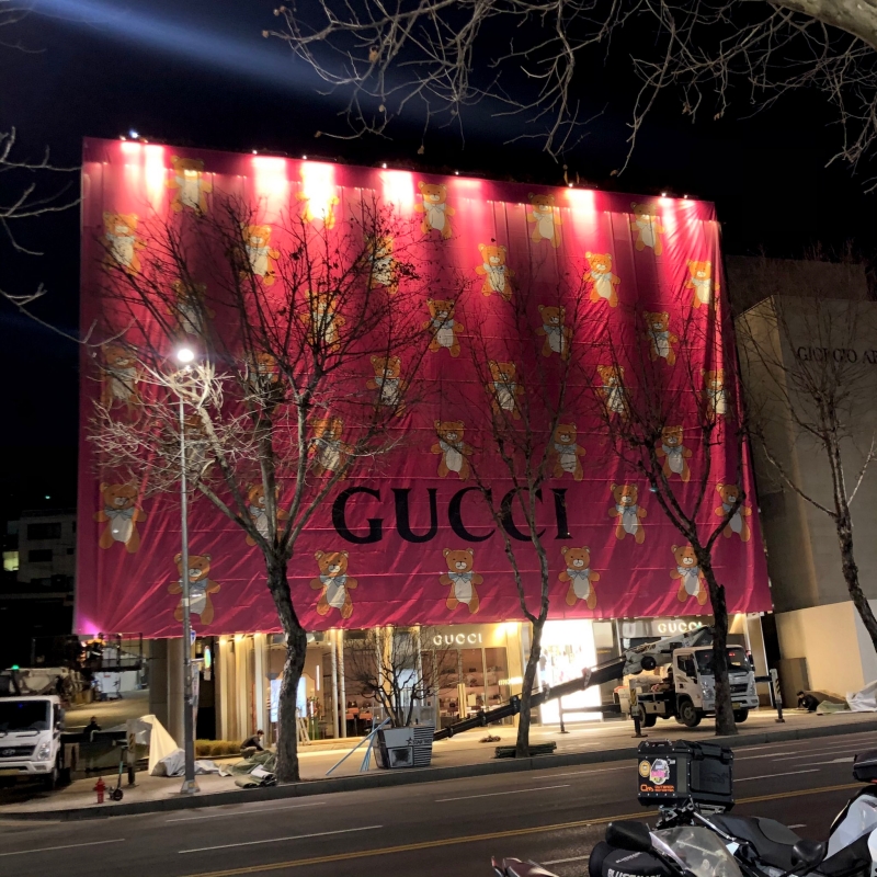 Cửa hàng Gucci quảng bá BST Capsule Kai x Gucci. 