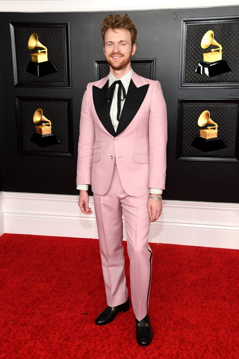 Finneas Eilish diện suit Gucci màu hồng pastel ngọt ngào. 