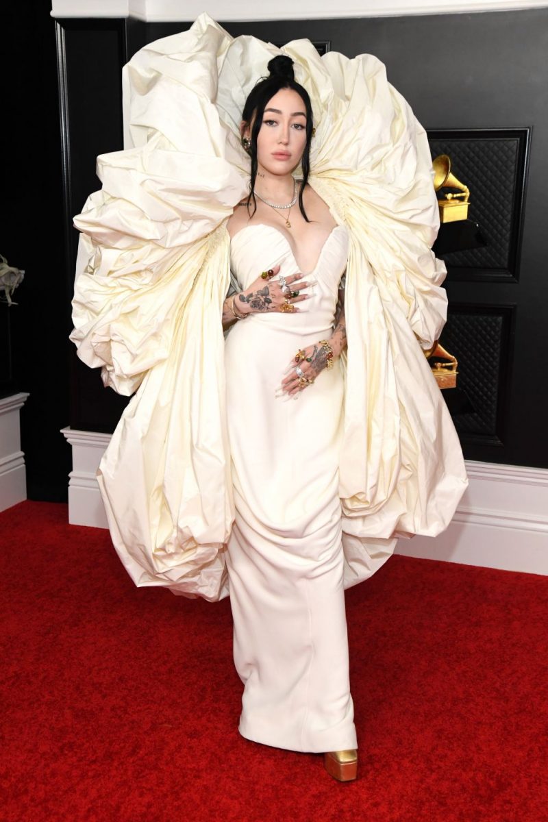 Noah Cyrus chính thức thoát khỏi hình ảnh thiếu nữ nổi loạn trong thiết kế váy trắng của Schiaparelli Couture. Thiết kế nổi bật với phần cầu vai hoành tráng.