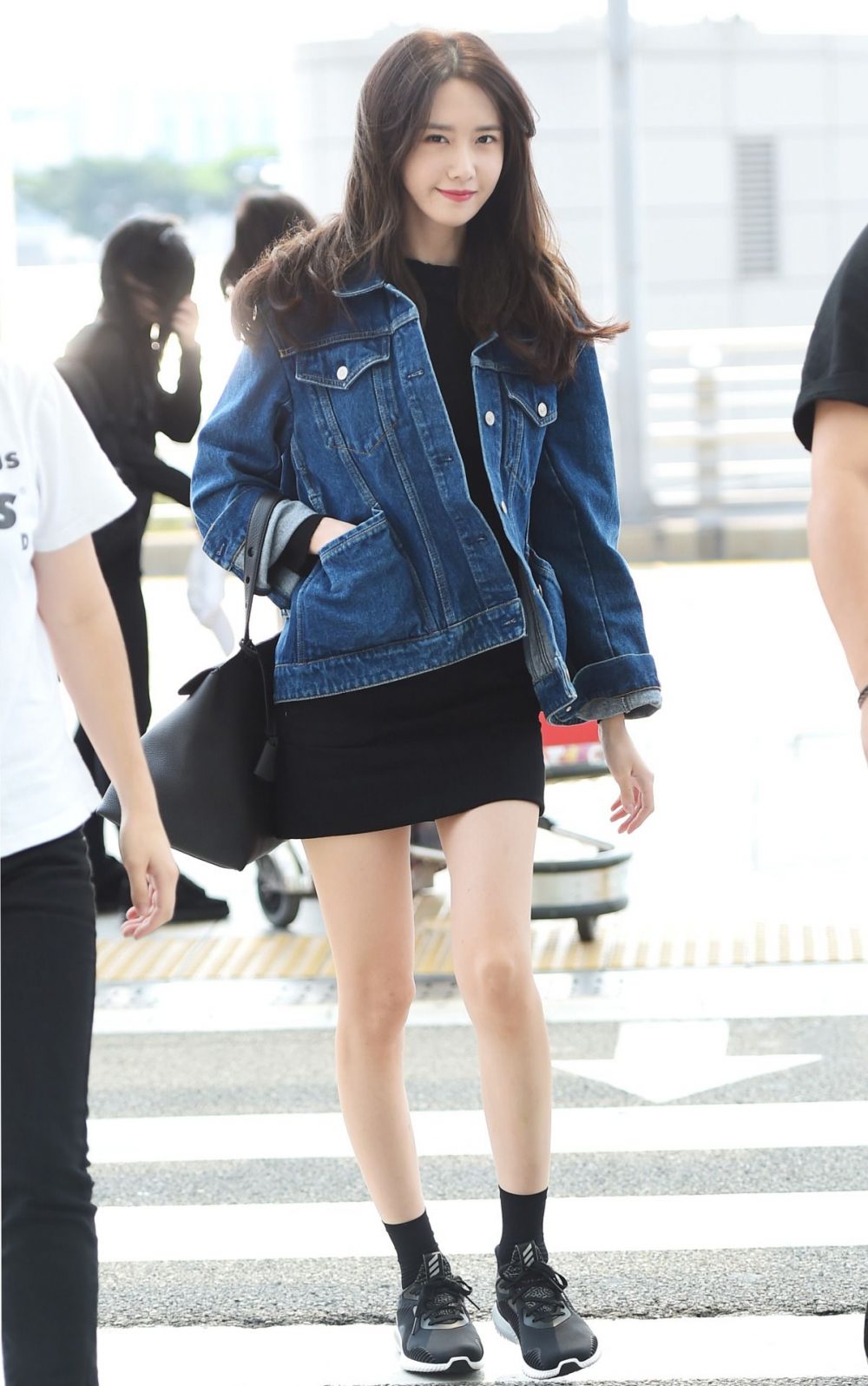 Yoona đơn giản với áo khoác jeans và đầm ôm
