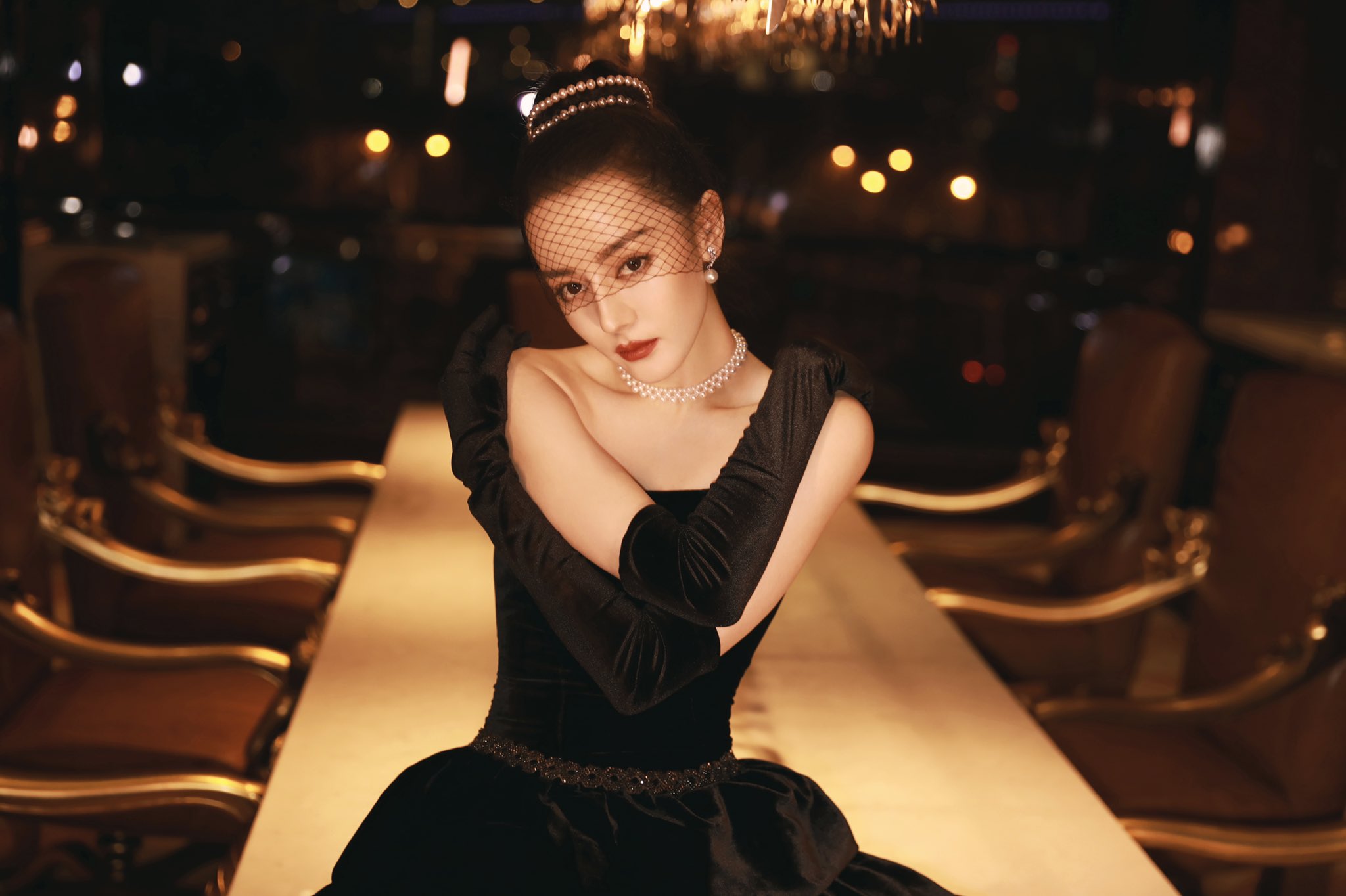 Địch Lệ Nhiệt Ba hóa Audrey Hepburn tại lễ trao giải Weibo Night 2020