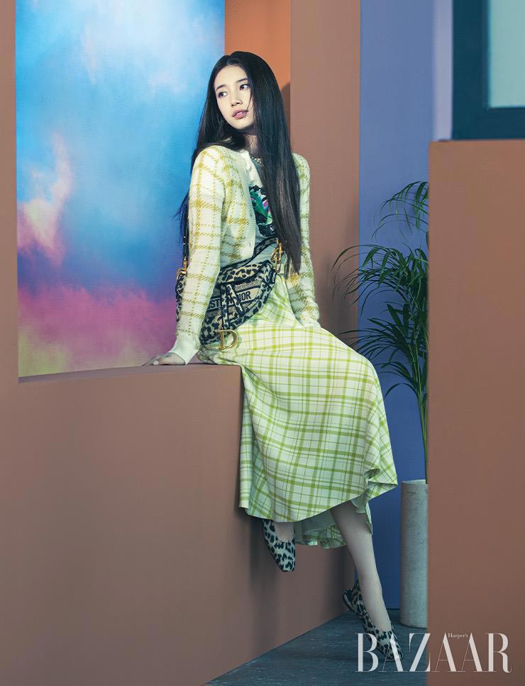 Bae Suzy Mong một ngày có thể ra mắt túi cùng Dior  Harpers Bazaar