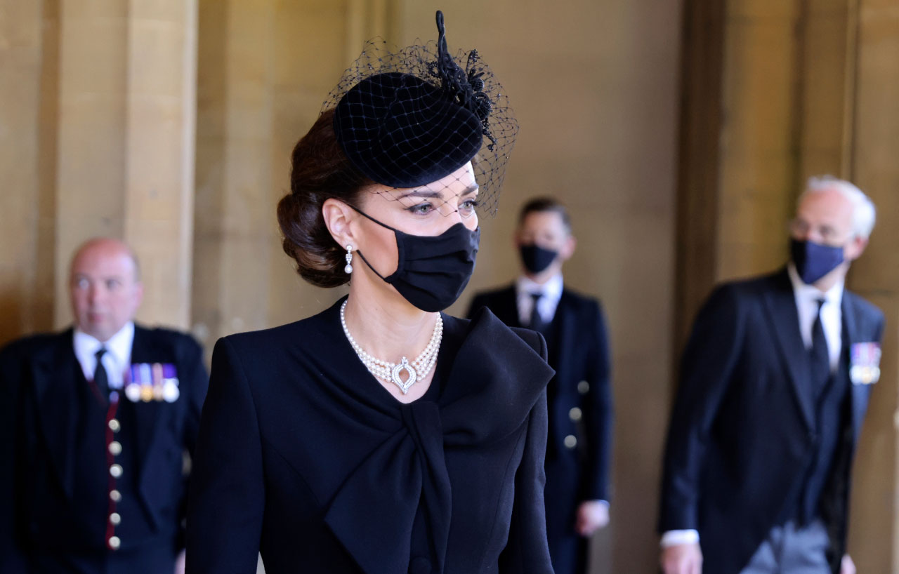 Kate Middleton đeo vòng ngọc trai của Diana tại lễ tang hoàng thân Philip