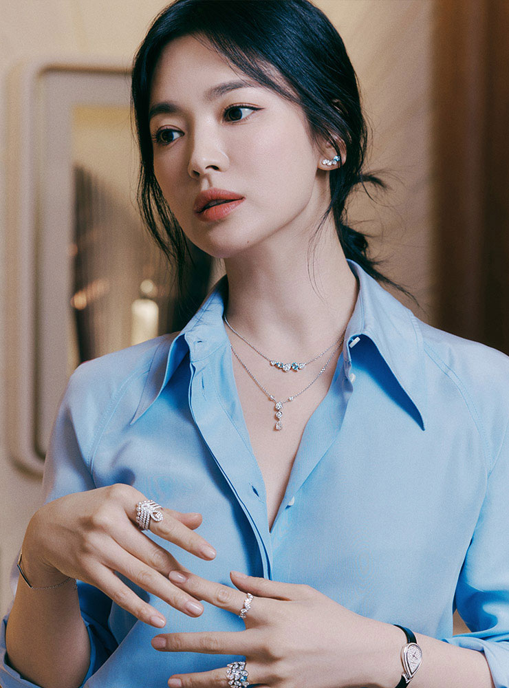 Mặc đẹp chốn công sở như Song Hye Kyo với vòng cổ sợi mảnh 1