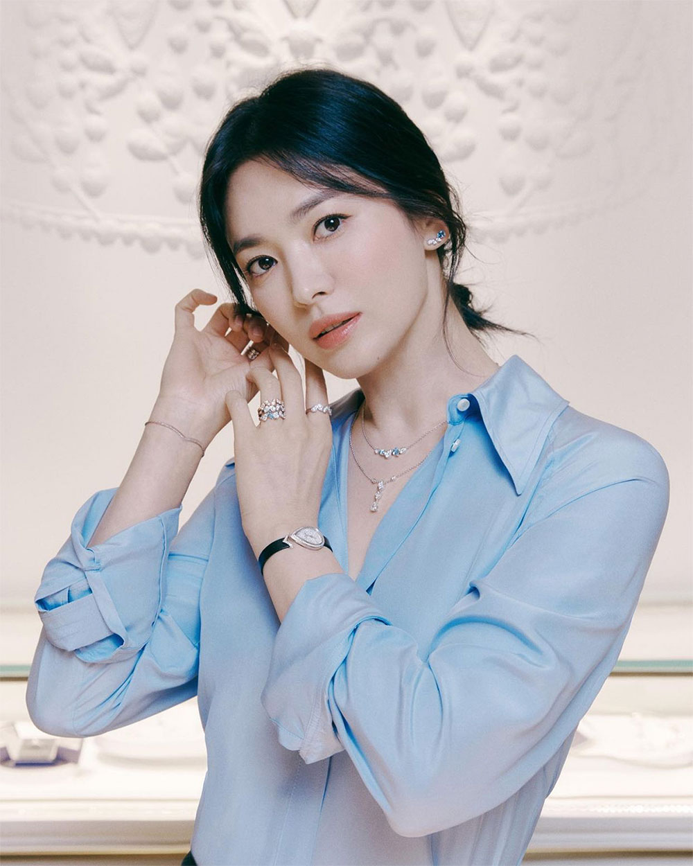 Mặc đẹp chốn công sở như Song Hye Kyo với vòng cổ kim cương sợi mảnh hai tầng
