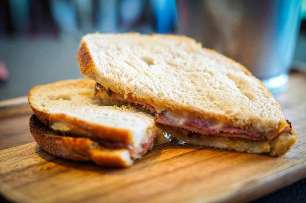 bánh mì sandwich kẹp thịt