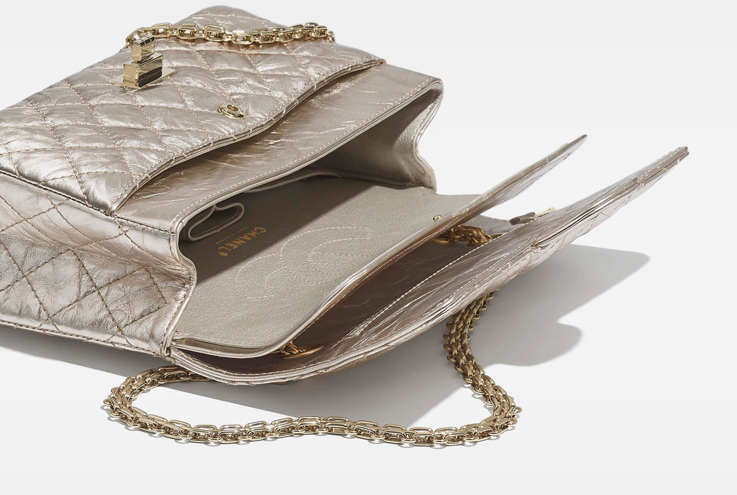 Chanel Bag Guide: Phân biệt giữa túi Classic Flap (11.12) và Reissue 2.55