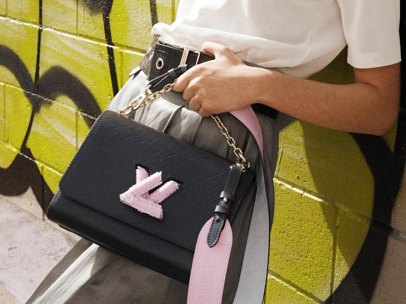 Mùa Xuân Hè 2021, Louis Vuitton tân trang dòng túi Twist với màu Pop Art 3