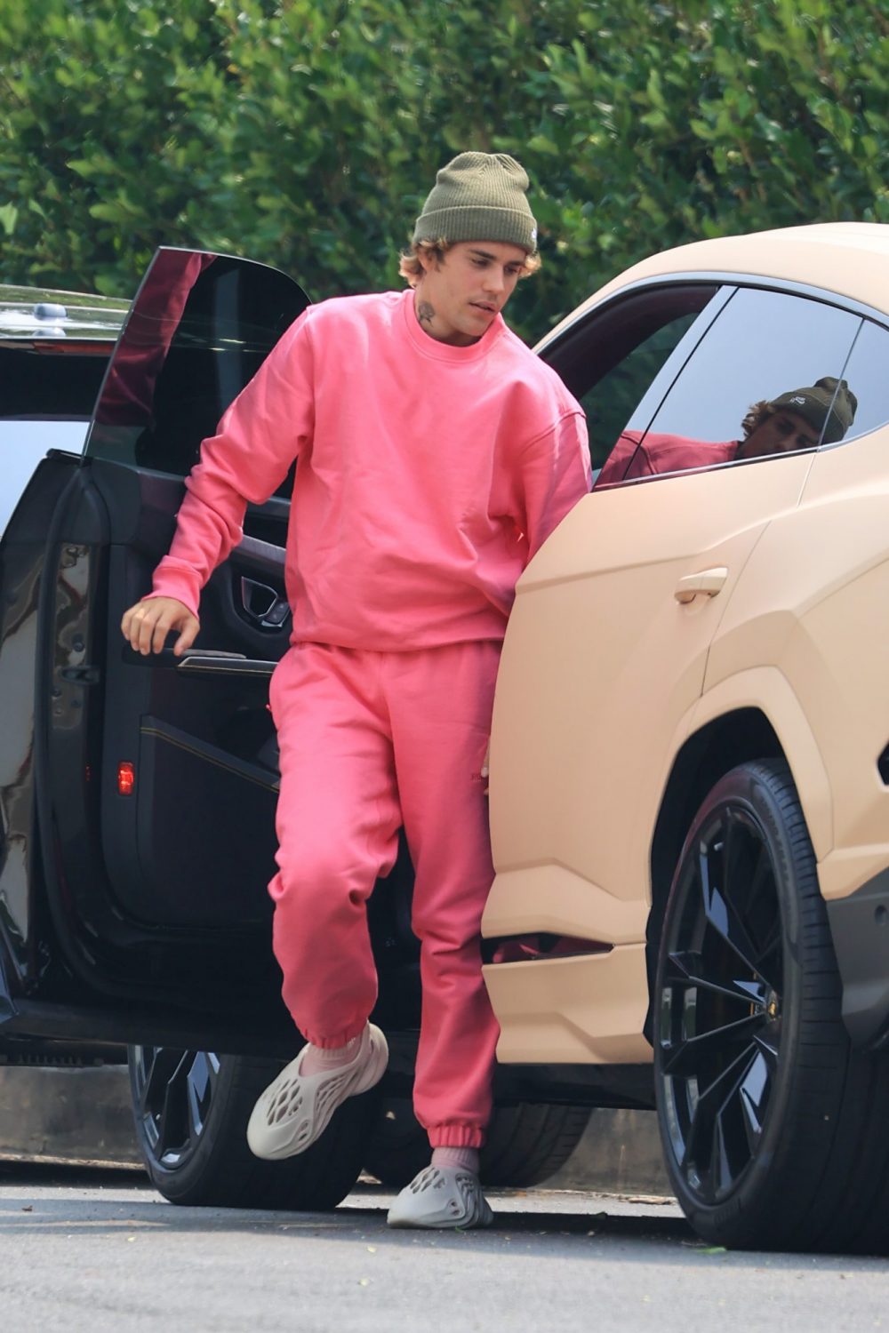 Jusin Bieber mặc trang phục hồng 