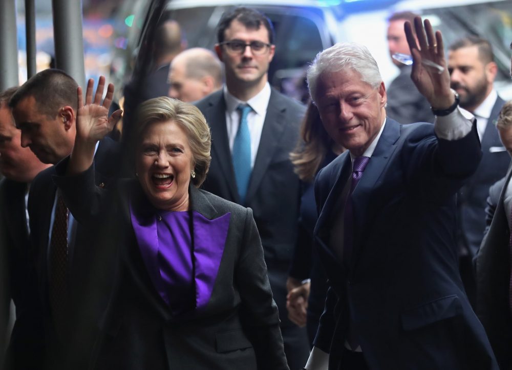 Bà Hillary Clinton mặc áo vest có cổ màu tím 