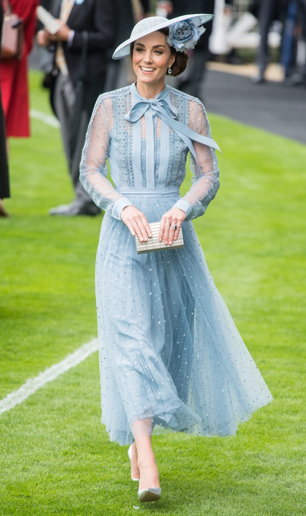 Kate Middleton mặc đầm xanh dương 