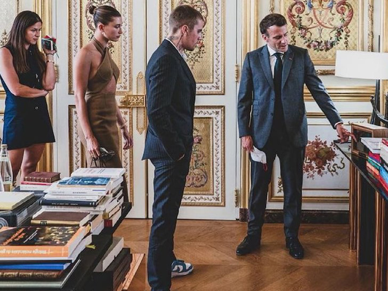 Vợ chồng Justin Bieber diện kiến tổng thống Pháp với trang phục gây tranh cãi 1