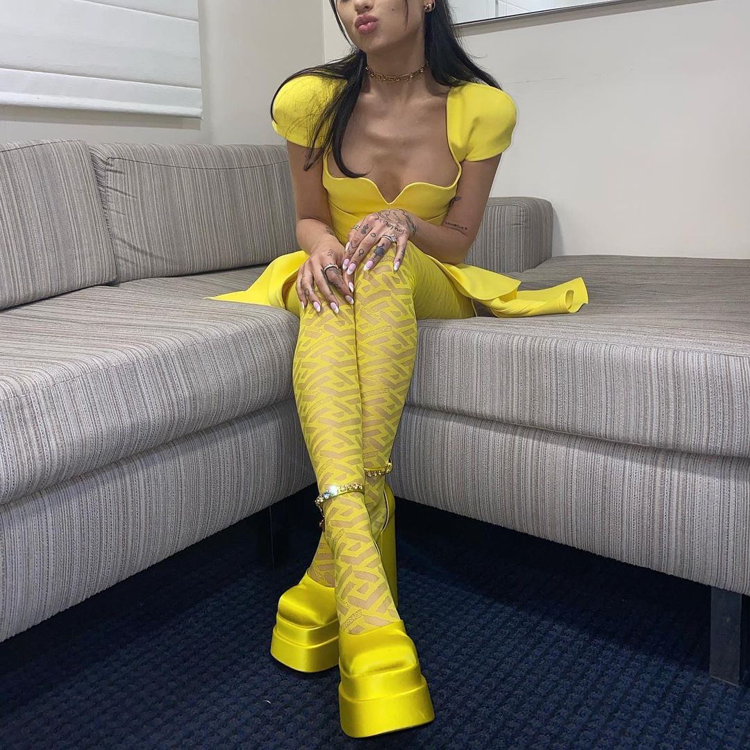 Ariana Grande diện bộ cánh Versace vàng rực rỡ ăn mừng ngừng giãn cách xã hội