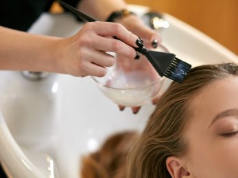 Không cần phải lo lắng với các vết thuốc nhuộm tóc trên da nữa, chỉ cần áp dụng cách tẩy thuốc chuyên nghiệp một cách đơn giản và an toàn. Chắc chắn bạn sẽ thấy kết quả ngay từ lần đầu sử dụng và cảm thấy hài lòng với làn da tươi tắn mà không còn bị ảnh hưởng bởi các hóa chất độc hại.