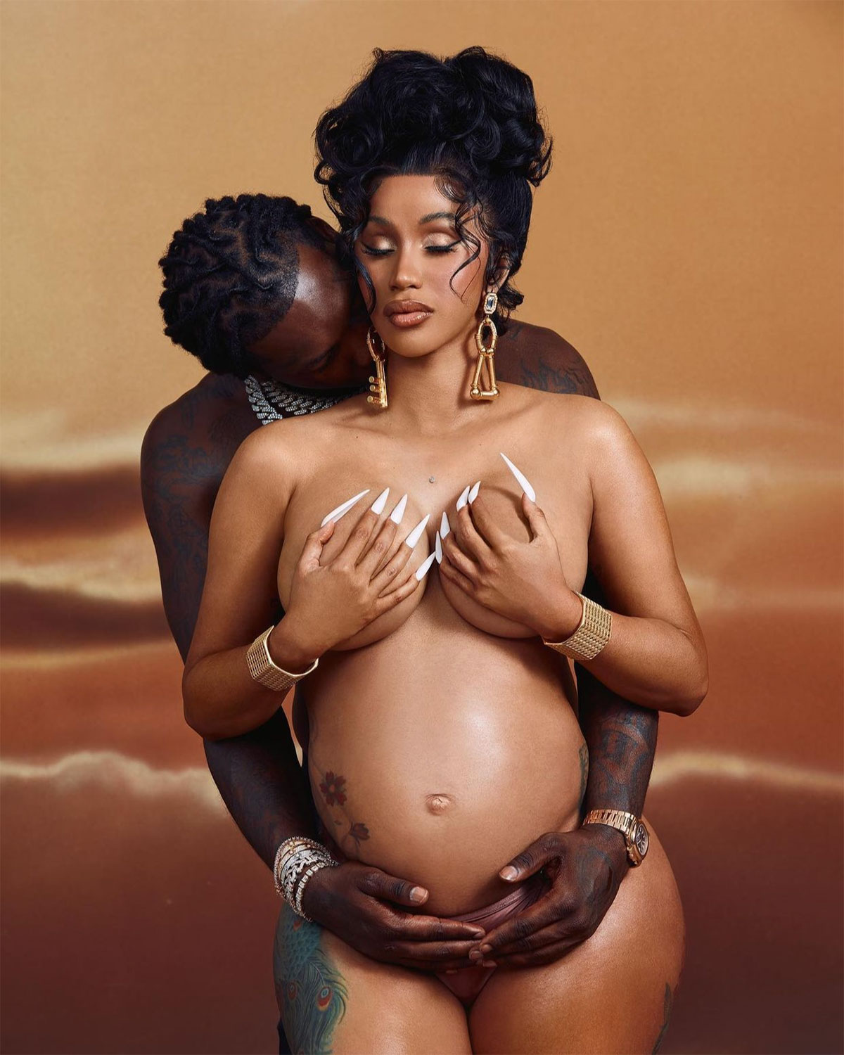Cardi B ăn mừng mang thai đứa con thứ hai qua bộ ảnh tựa nữ thần châu Phi