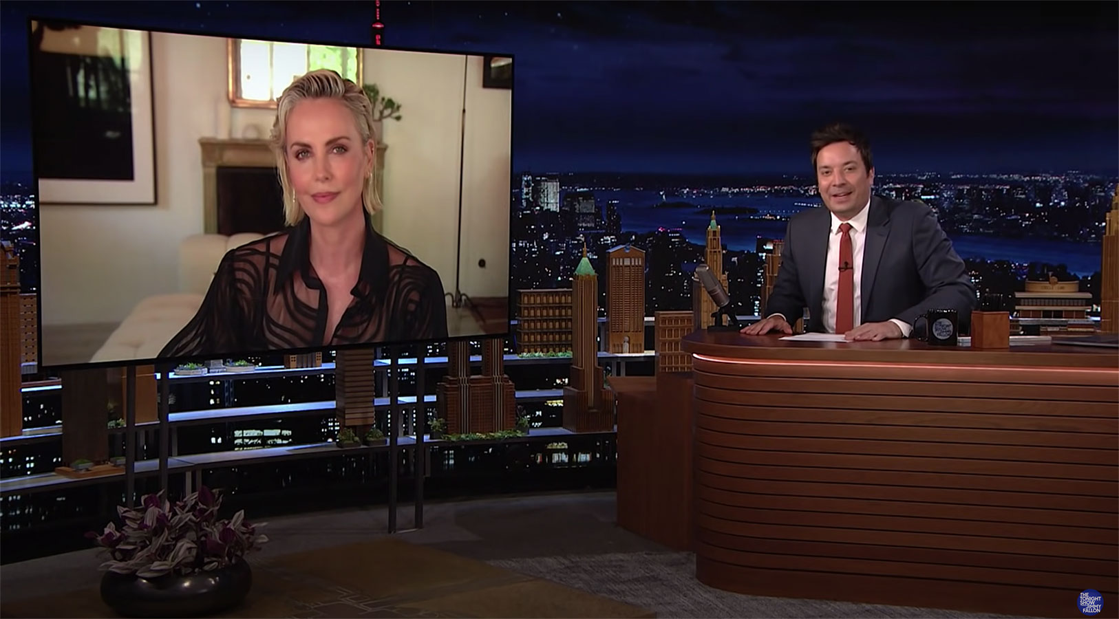 Charlize Theron diện áo sơ-mi xuyên thấu từ Công Trí lên The Tonight Show cùng Jimmy Fallon
