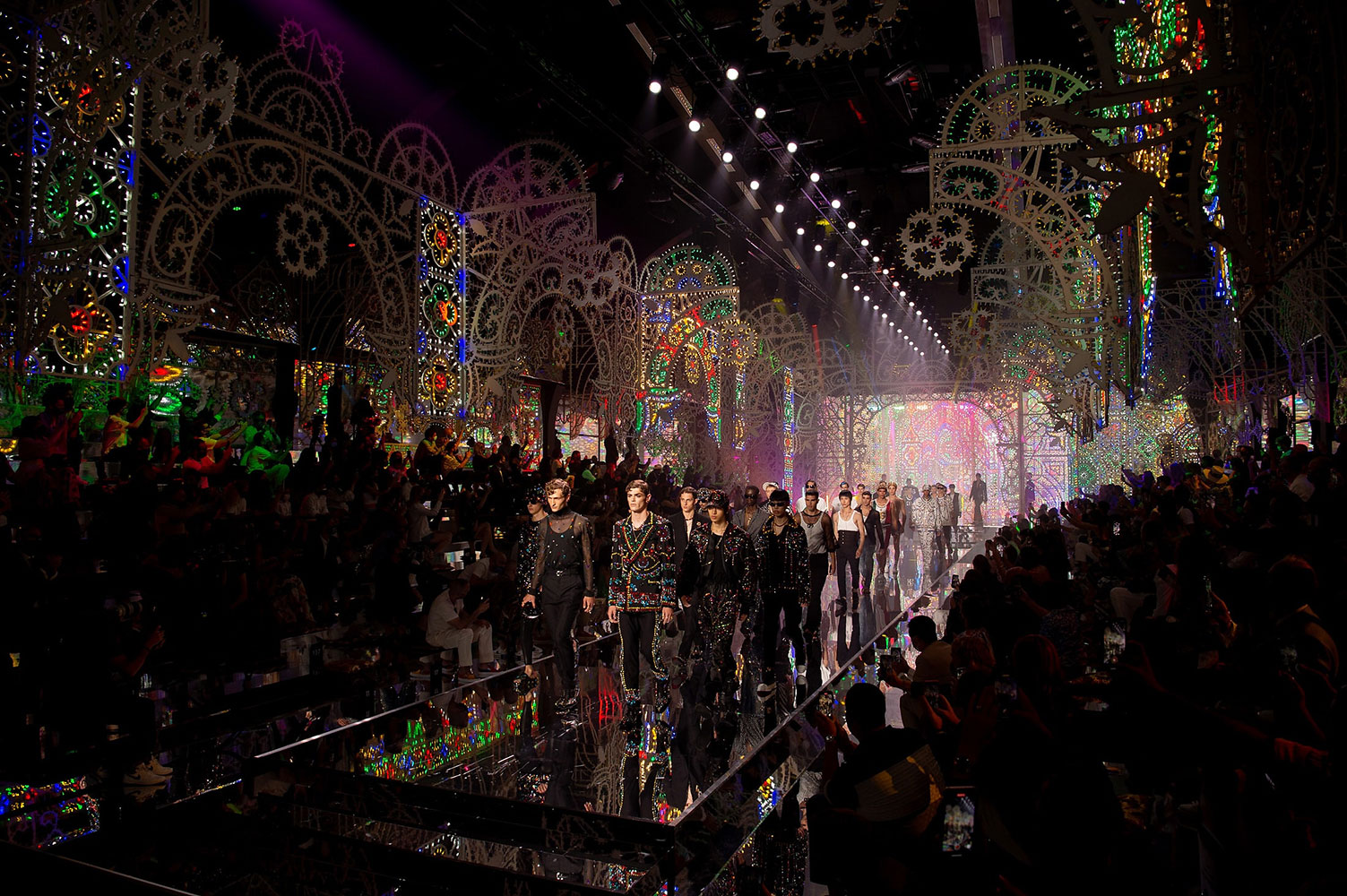 Dolce & Gabbana Men Xuân Hè 2022: Liệu pháp ánh sáng mang đến niềm vui