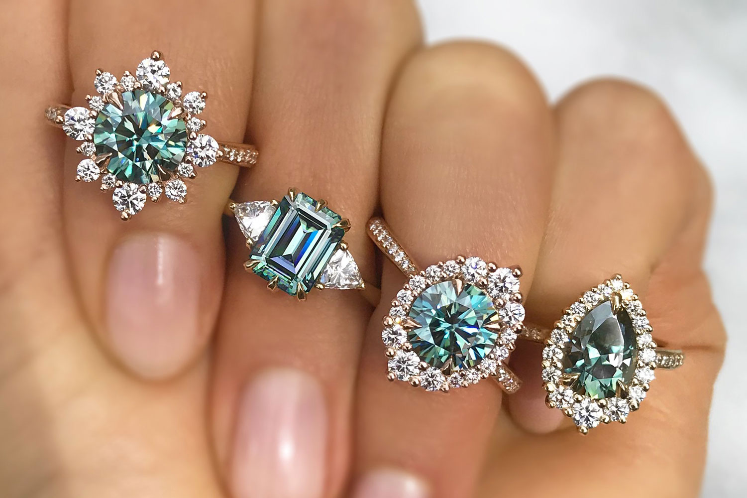 Thiết kế nhẫn đính đá quý moissanite màu xanh, Kristin Coffin Jewelry.