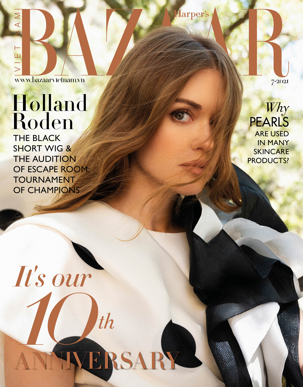 Holland Roden trên trang bìa Harper's Bazaar tháng 07/2021. Đầm, Georges Chakra Couture.