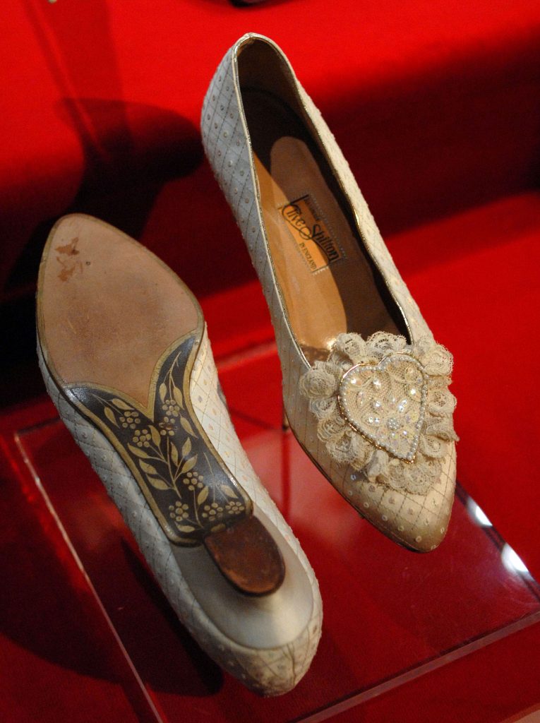 Giày cưới của công nương Diana chứa đựng thông điệp bí mật gửi thái tử Charles