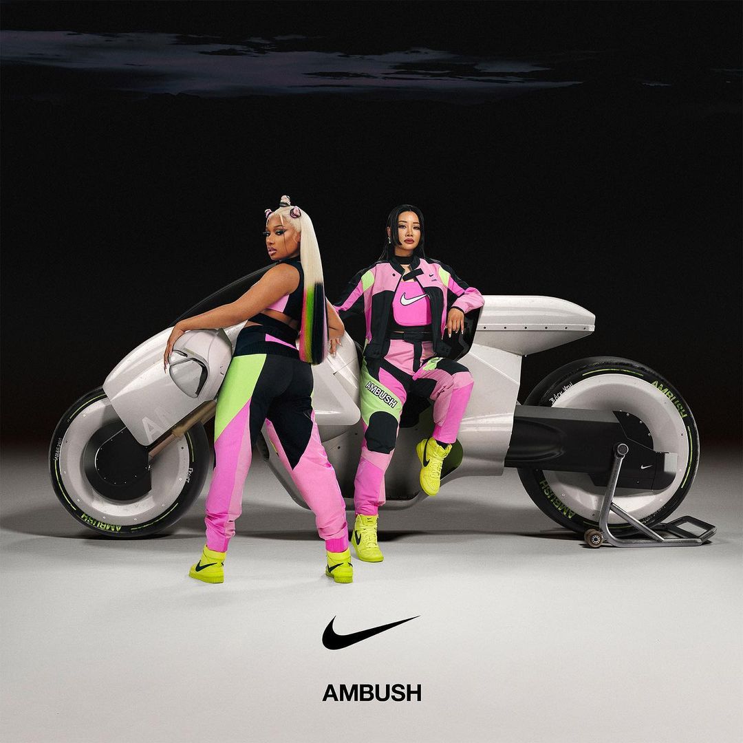 Megan Thee Stallion bên cạnh Yoon Ahn, nhà thiết kế sáng lập nên thương hiệu AMBUSH, trong chiến dịch Nike x AMBUSH cho Thế vận hội mùa hè Tokyo 2020. Ảnh: Nike x AMBUSH