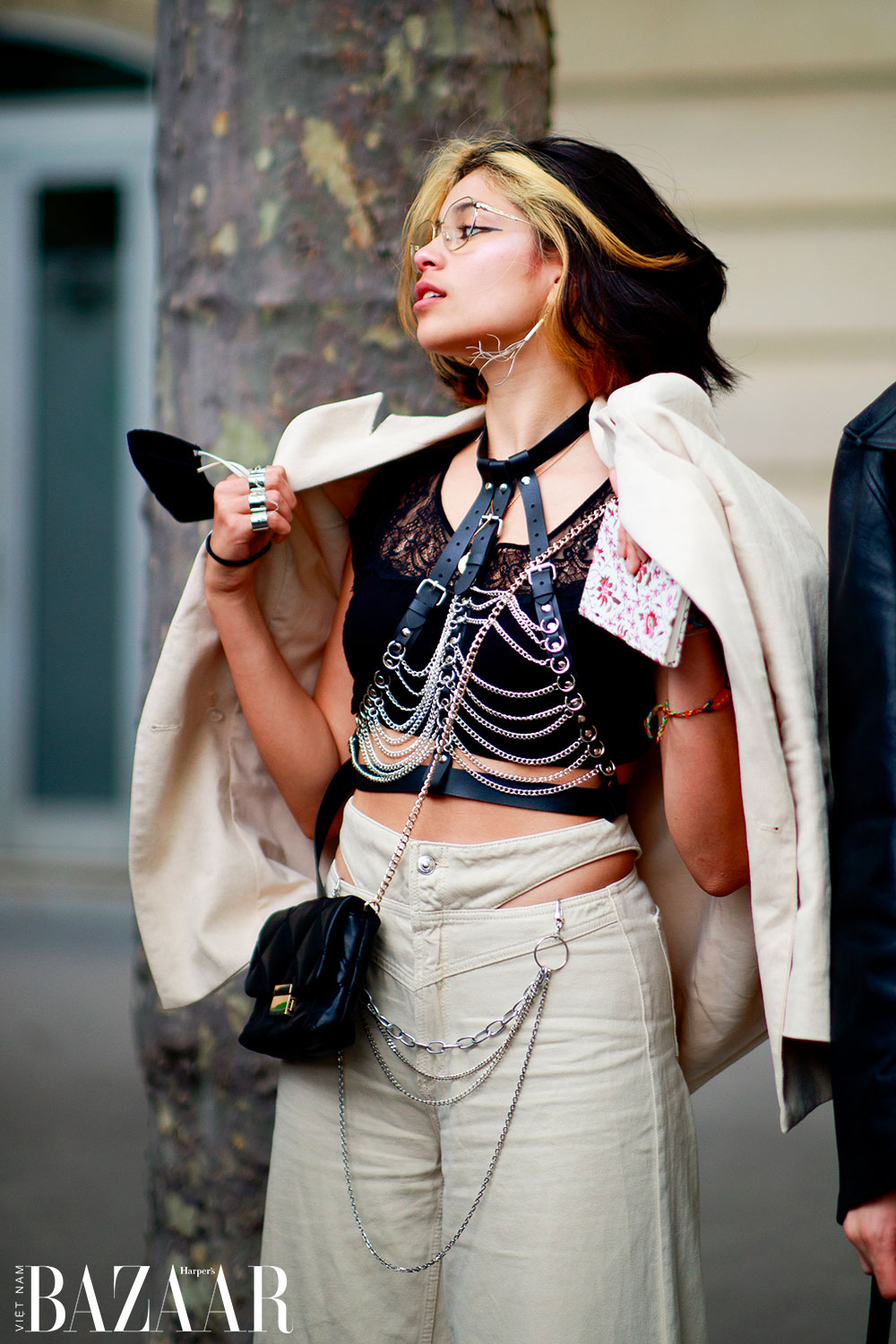 Túi mini thống trị street style tuần lễ thời trang Paris Haute Couture 2