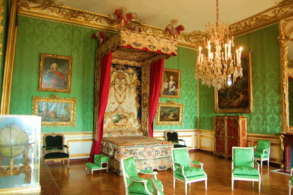 Nội thất trong Cung điện Versaille chủ yếu được bọc bằng vải satin