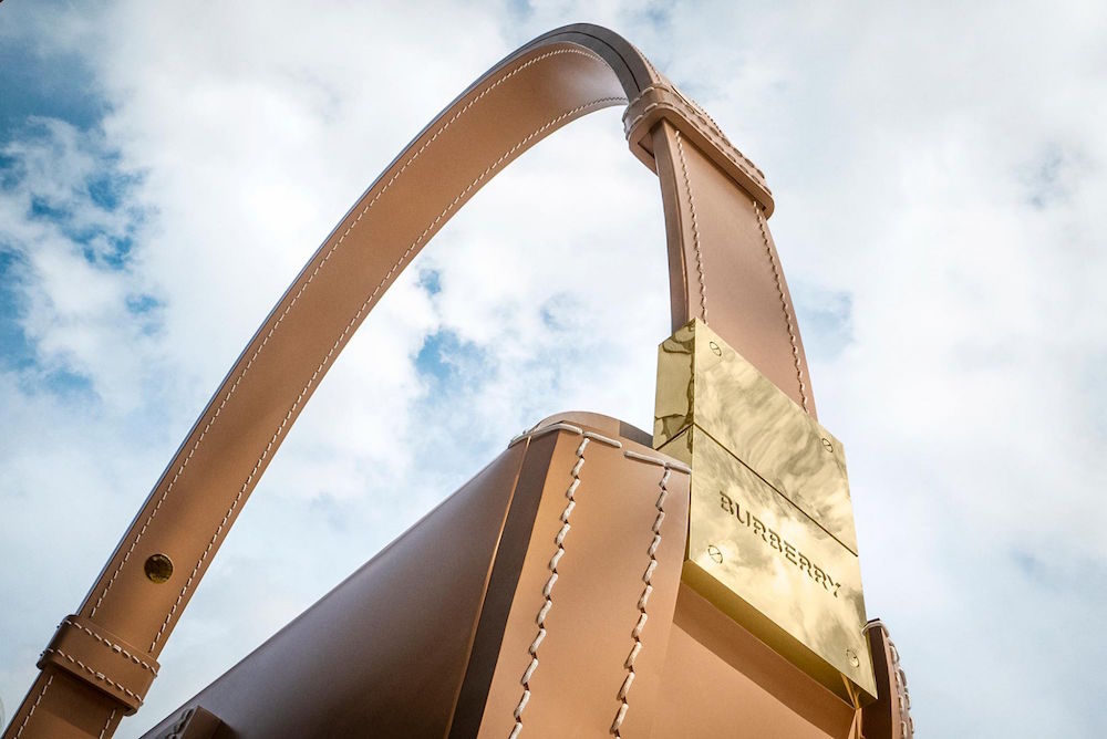 Singapore trưng bày chiếc túi Burberry Olympia khổng lồ 2
