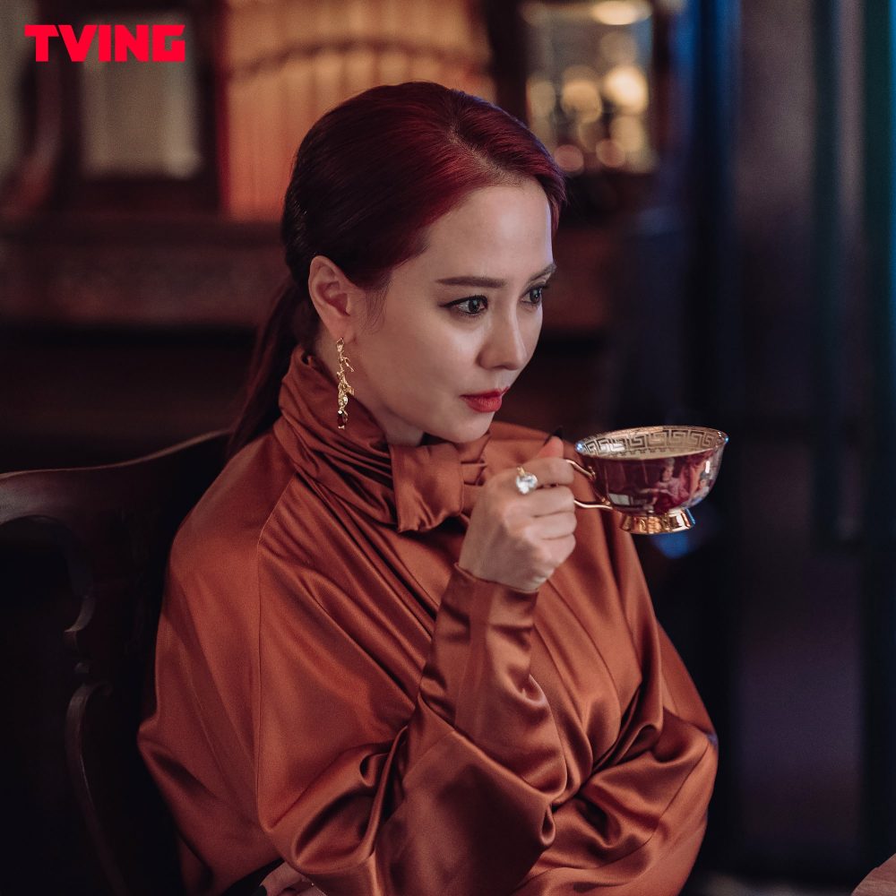 Thời trang đẹp quyền lực của Song Ji Hyo trong phim The Witch's Diner 5