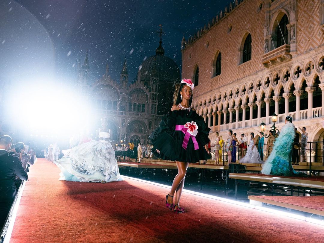 Con gái Heidi Klum, Christian Bale diễn show Dolce & Gabbana Alta Moda 8