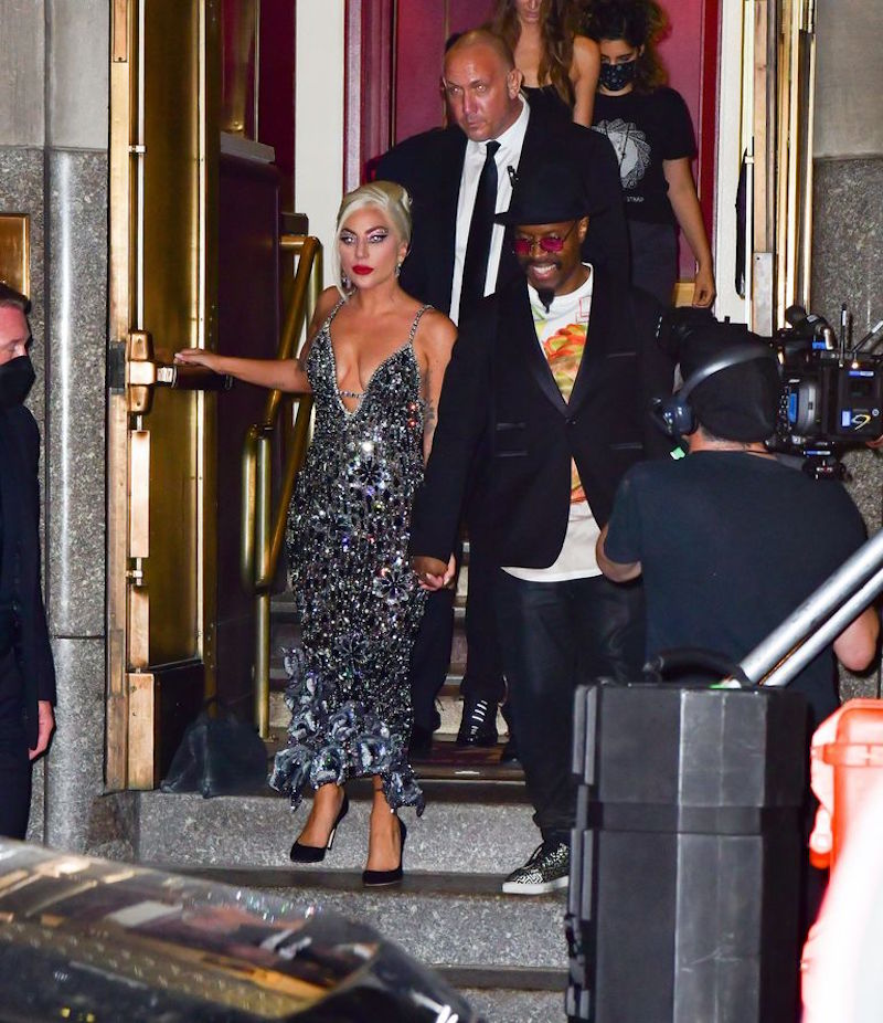 Lady Gaga náo loạn đường phố New York với street style retro trong đêm diễn cùng Tony Bennett
