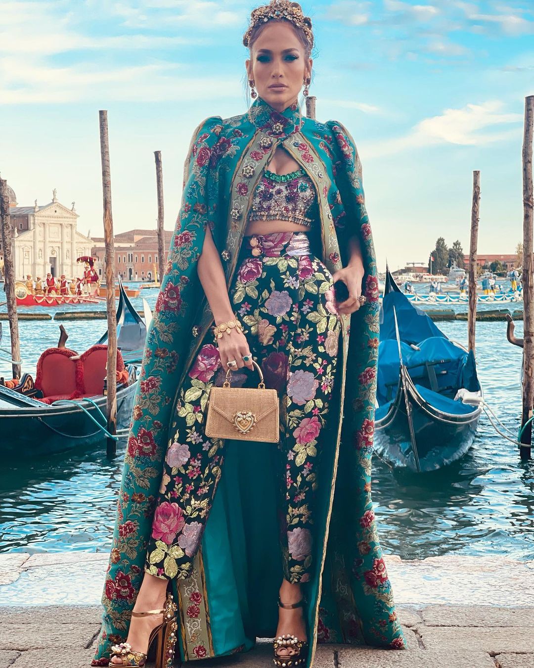 Jennifer Lopez như bà hoàng tại show Dolce & Gabbana Alta Moda 2