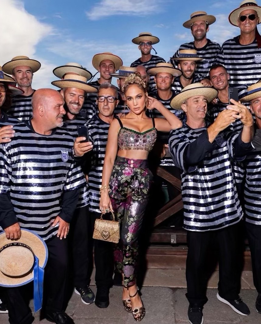 Jennifer Lopez như bà hoàng tại show Dolce & Gabbana Alta Moda 5